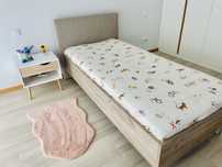 Cama solteiro com mesinha de cabeceira e colchao