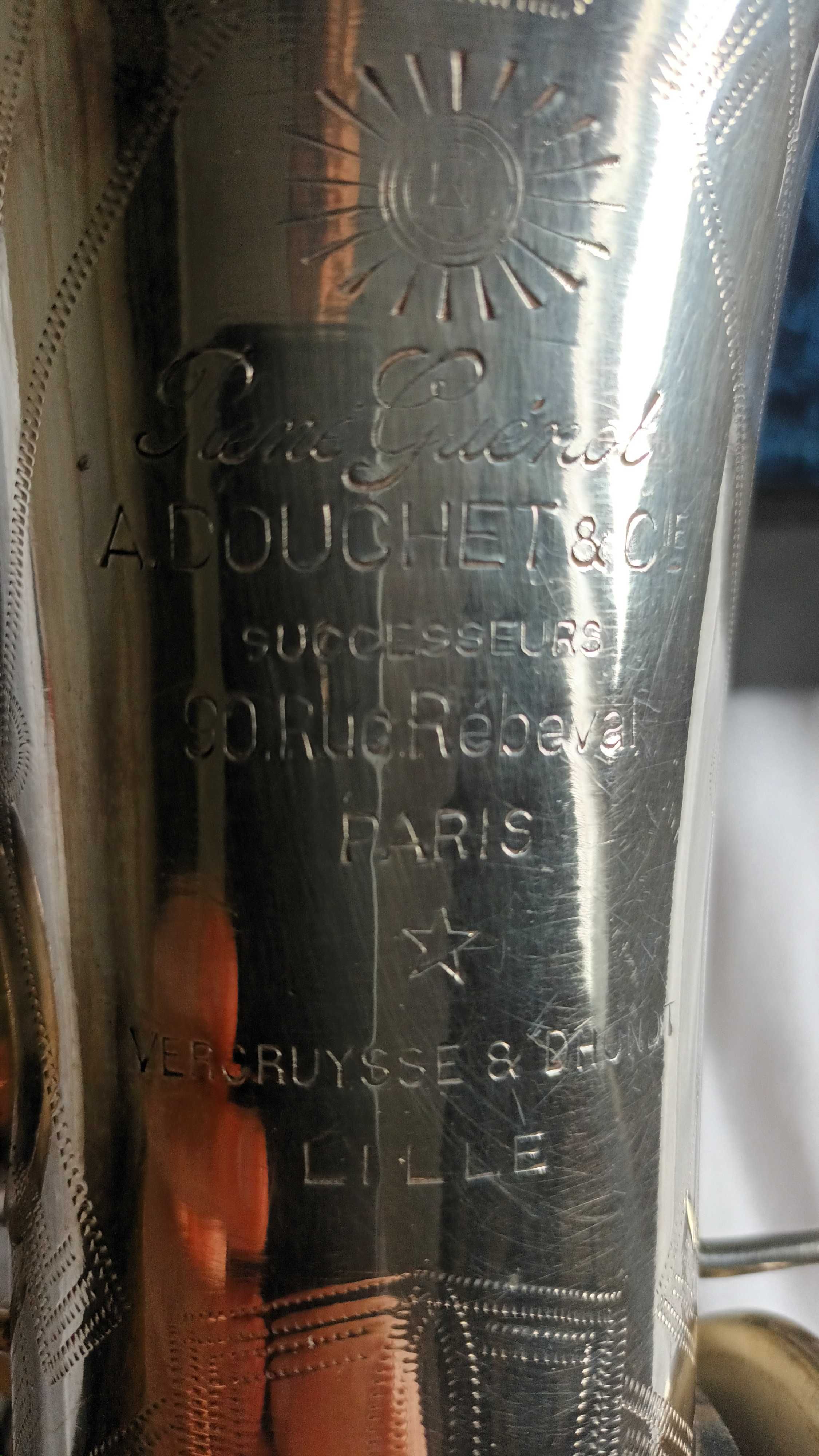 Saxofone vintage marca ADOUCHET & C.
