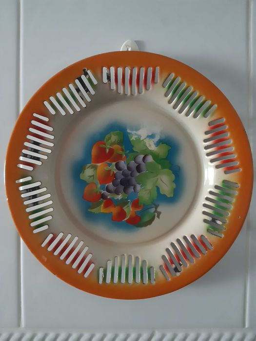 Fruteira antiga em esmalte (Portugal) séc. XX