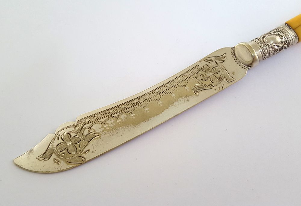 Sygnowany nóż zdobiony kością okutą srebrem ocechowanym z 1901 roku