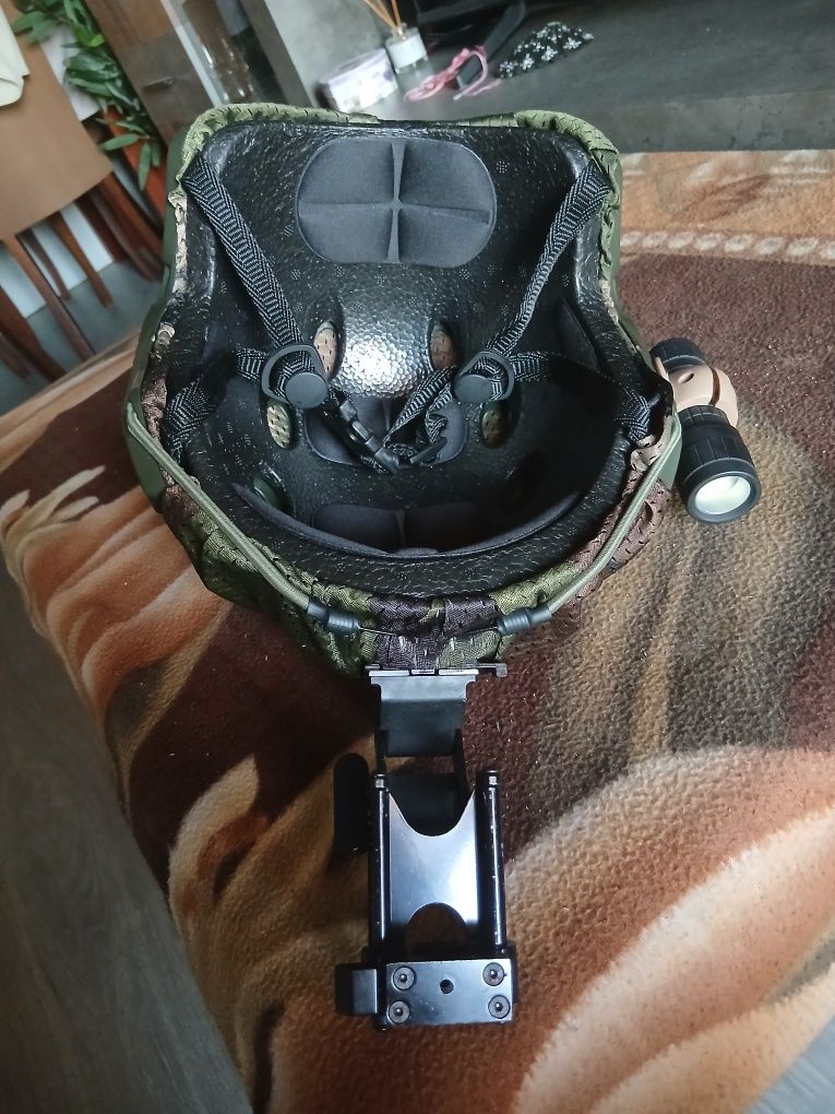 Capacete com lanterna  e adaptador visao noturna