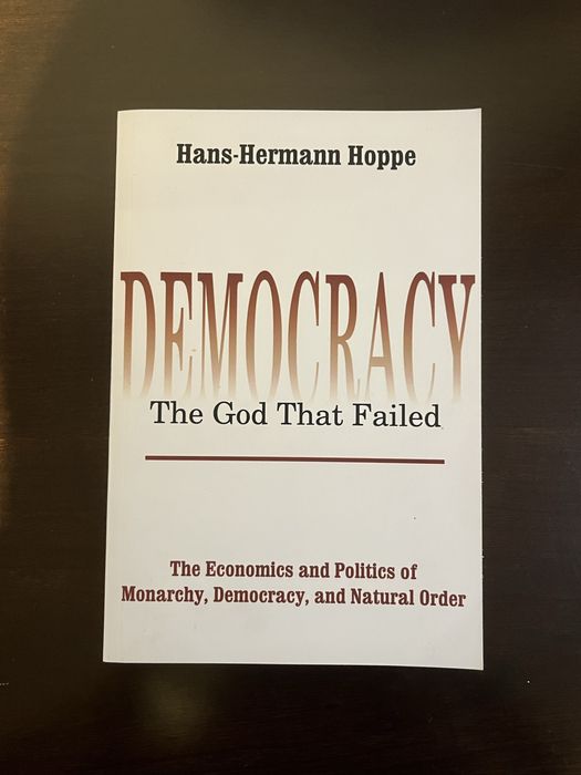 O livro “Democracy: The God That Failed” em inglês