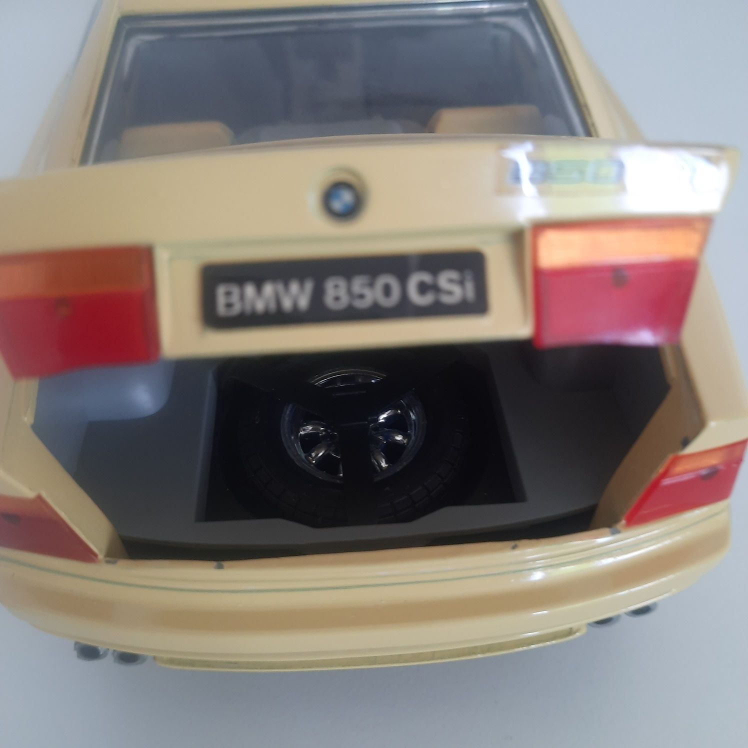 Bmw 850 csi revell 1:18 żółte