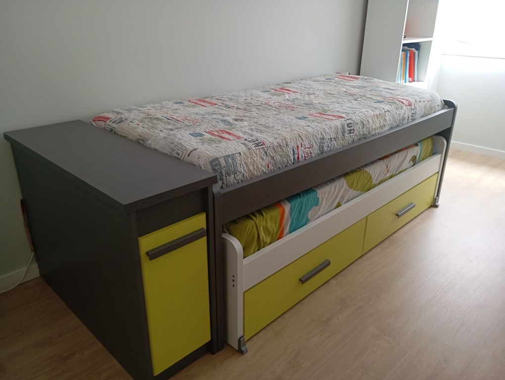 Cama criança com arrumação