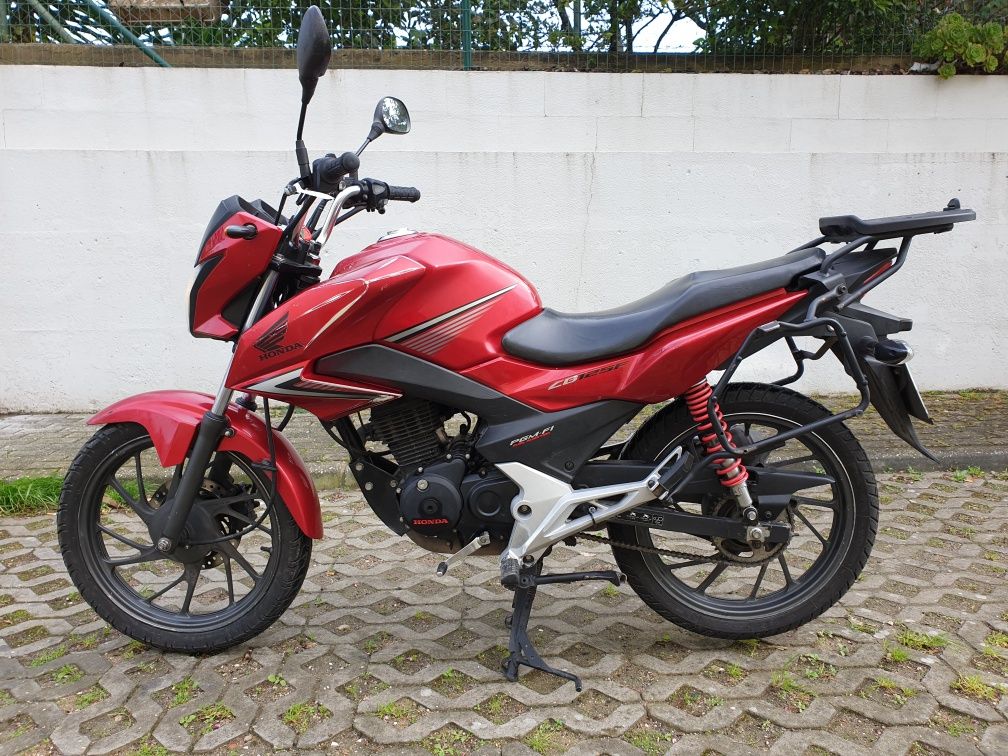 Honda CB 125F 2015 com top case.