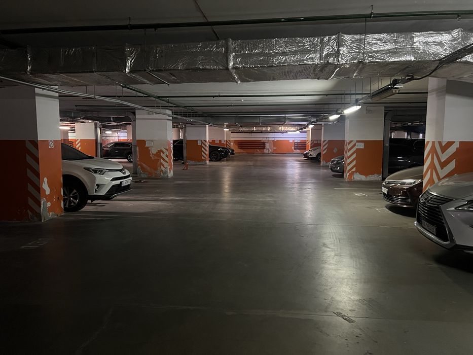 Оренда паркомісця у підземному паркінгу. Carnegie. Кловський узвіз, 7