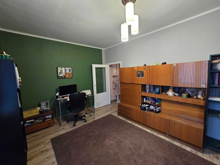 Blisko Manufaktury, mieszkanie 2 pokojowe w bloku z oddzielną kuchnią.