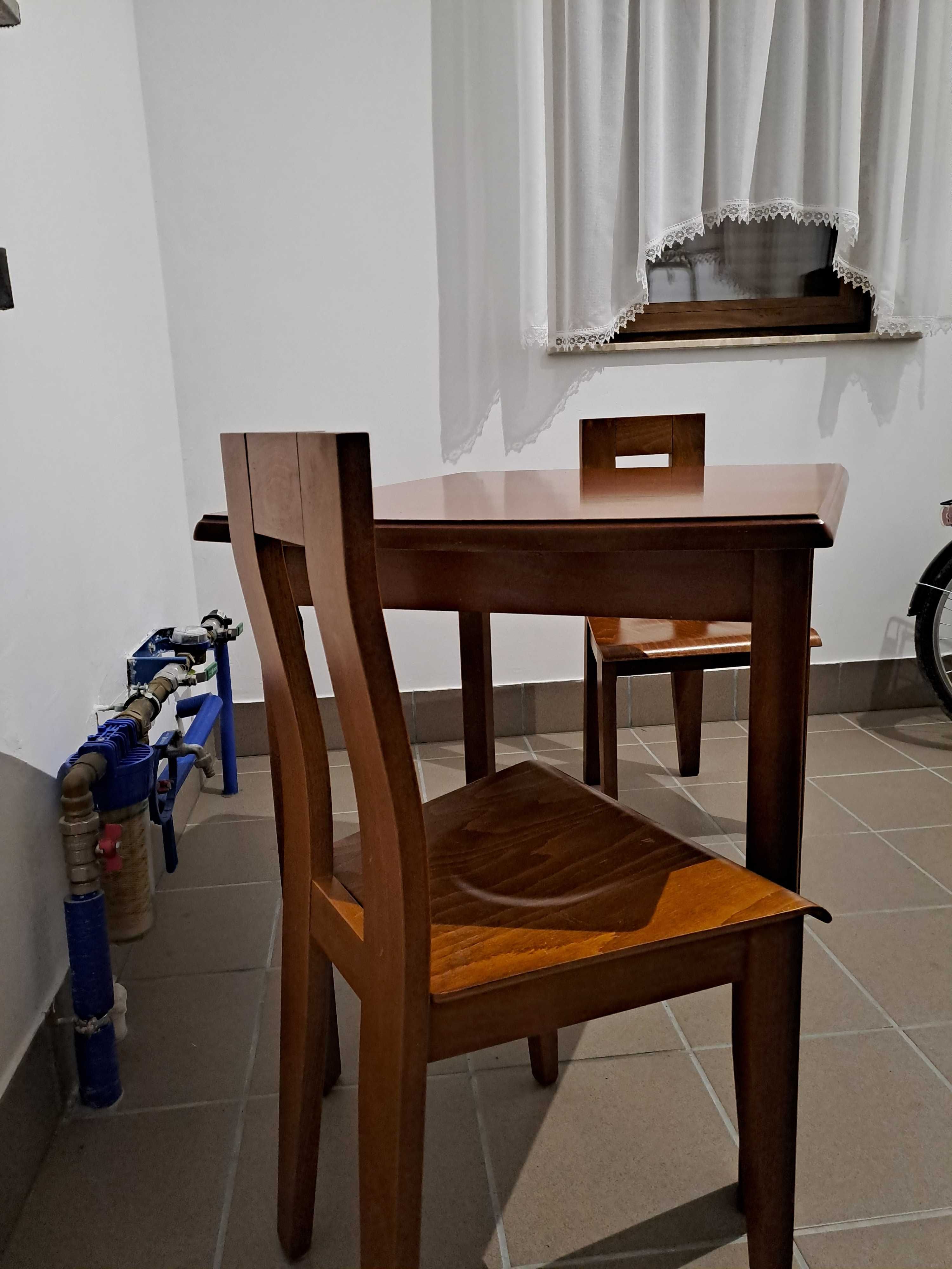 Drewniany stół z krzesłami firmy BRW