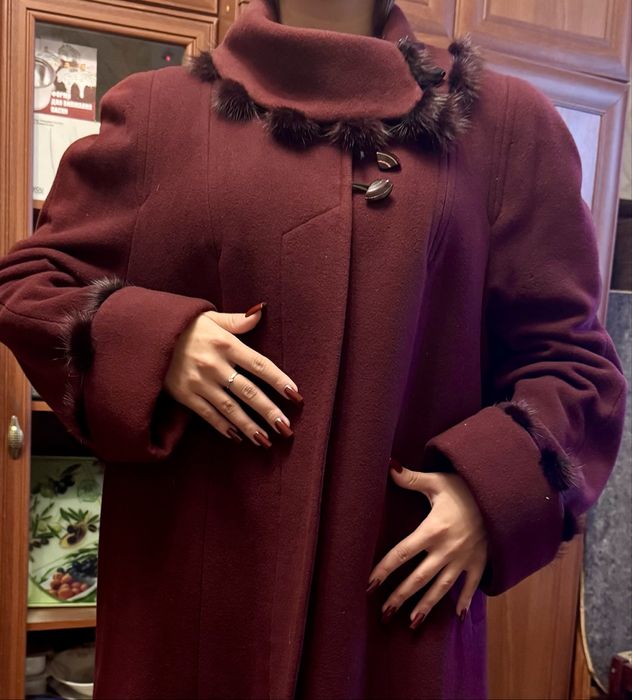 Жіноче демісезонне пальто з натуральним хутром норки.