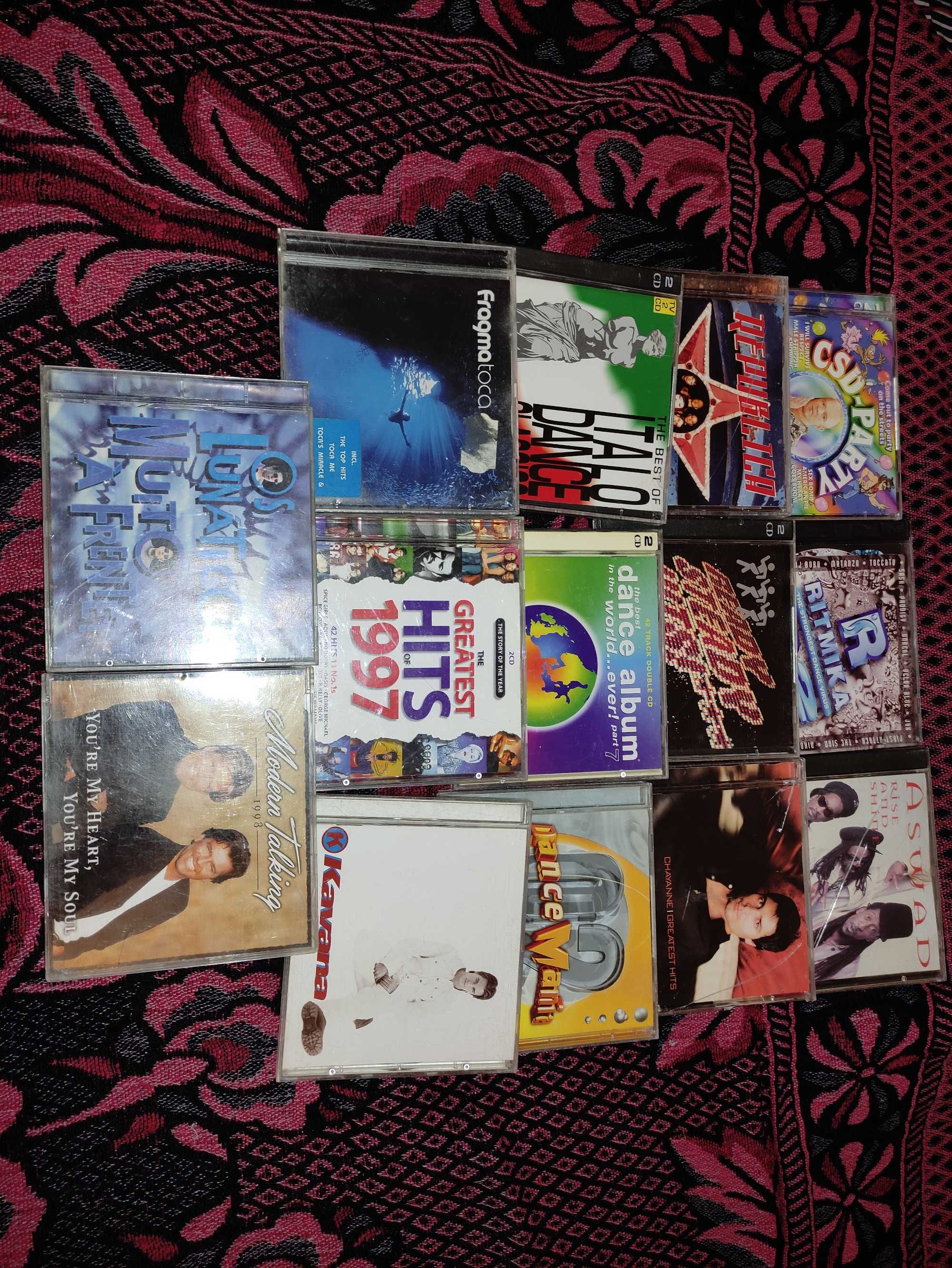 72 cds + 16 filmes em vhs