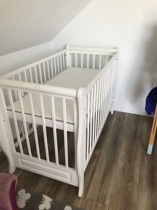 łóżeczko dziecięce z materacem