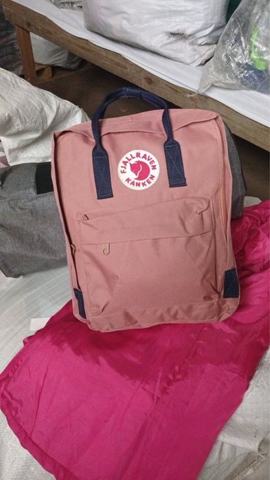 Продаж сумок та рюкзаків