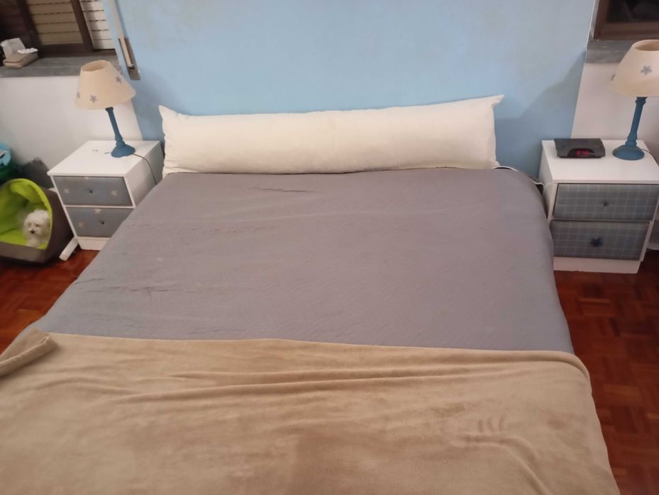 Vendo cama King 190/220 com mesas de cabeceira estrado e colchao