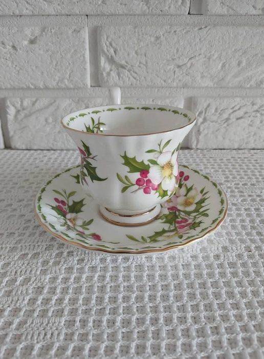 Royal Albert grudzień filiżanka ze spodkiem.