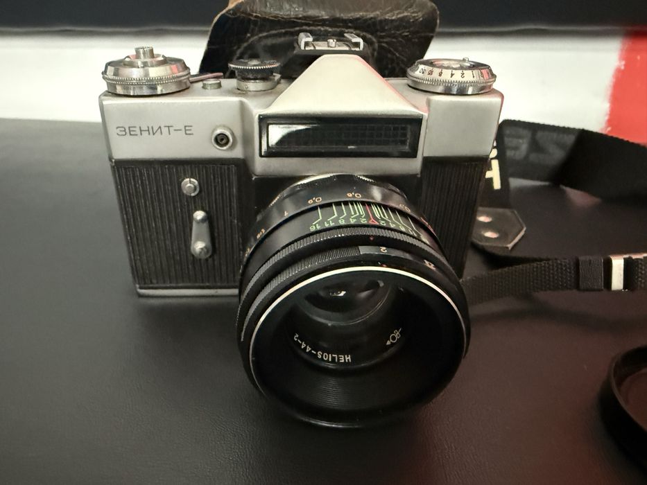 Фотоапарт Зенит Е обектив Helios 44-2
