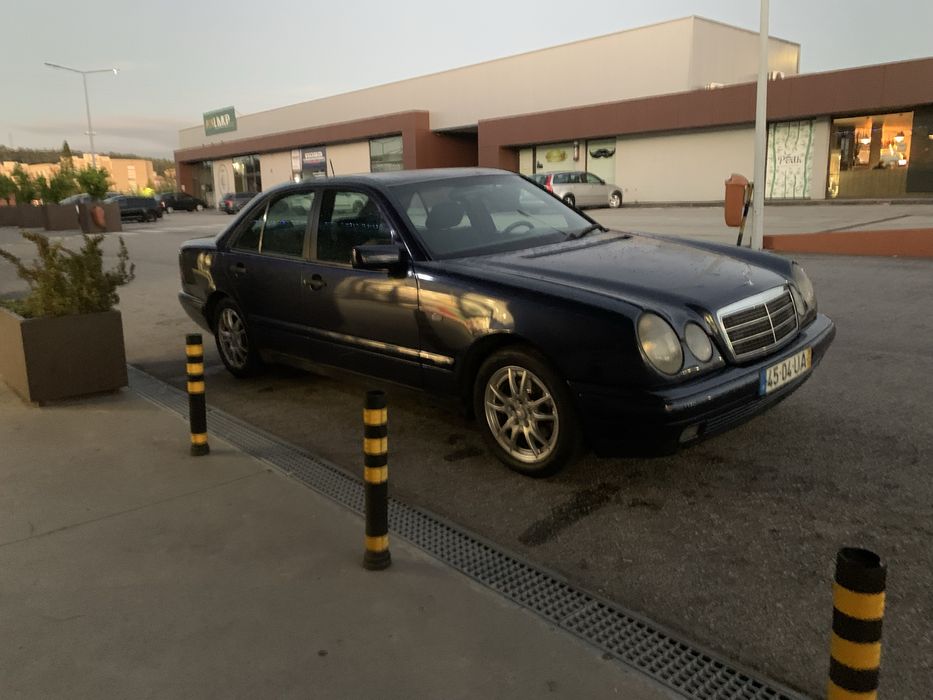 Mercedes Benz E220 do ano de 1997 (Aceito retoma inferior)