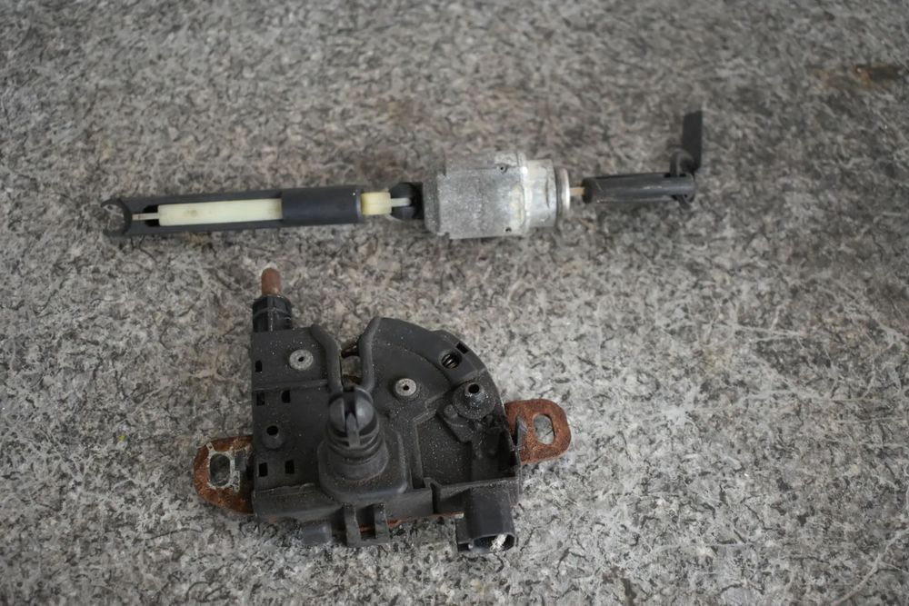 MECHANIZM ZAMEK MASKI FORD FOCUS MK2