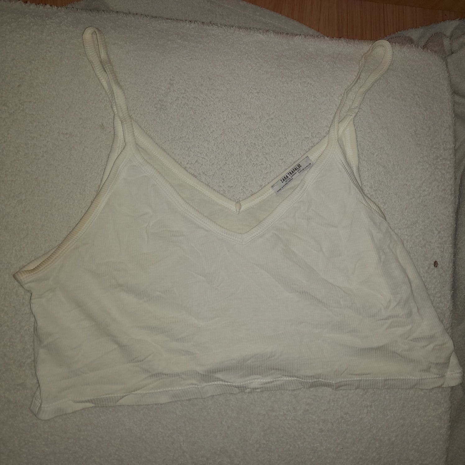 Top branco, formato de V