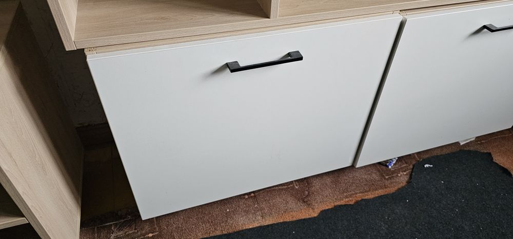 Szafka na nóżkach otwierana "do siebie" 3 sztuki