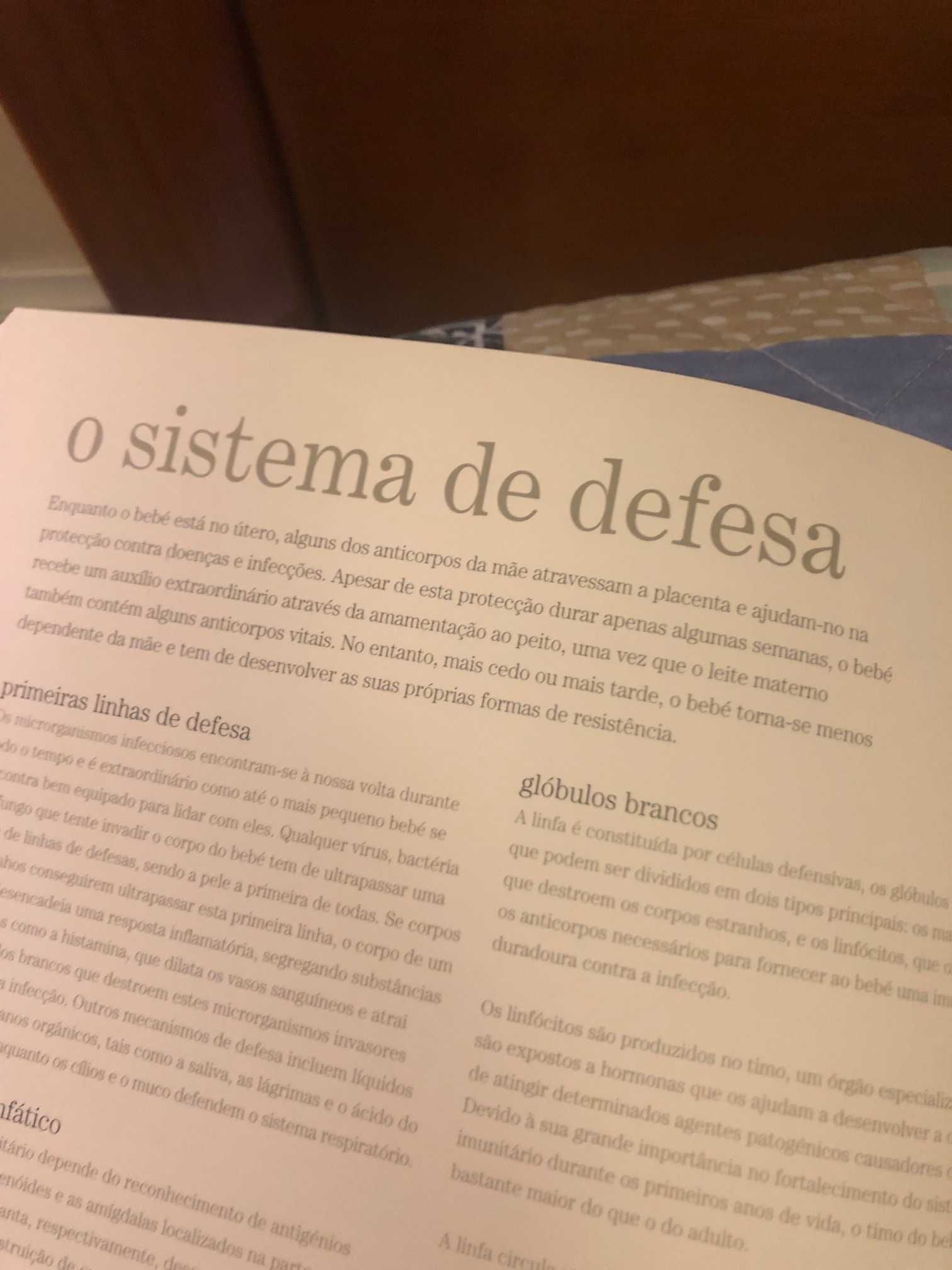 LIVRO de capa dura sobre o BEBÉ