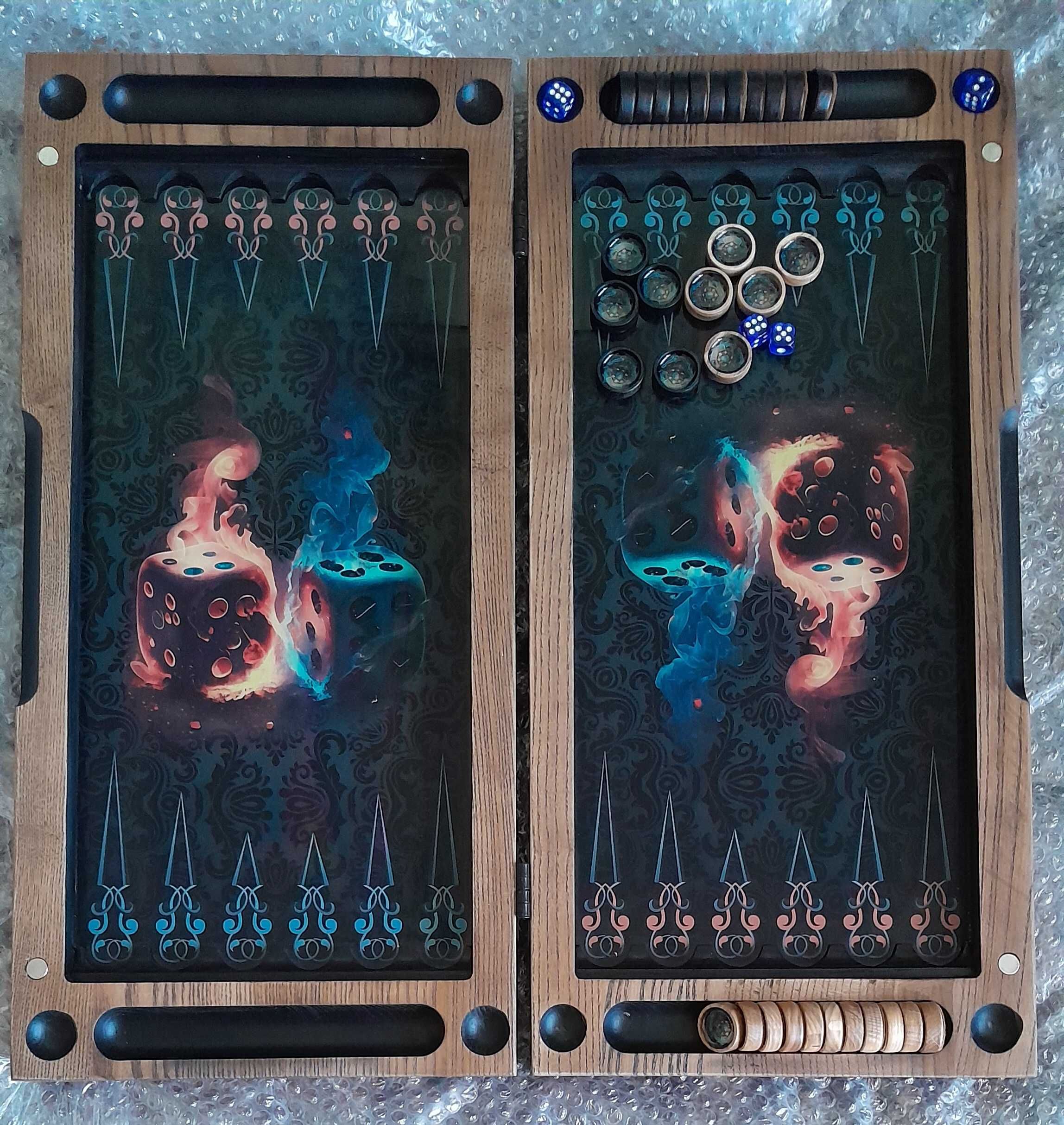 Drewniany backgammon ze szkłem hartowanym.