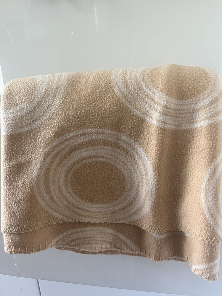 Boho kolorystyka koc bezowy polarowy