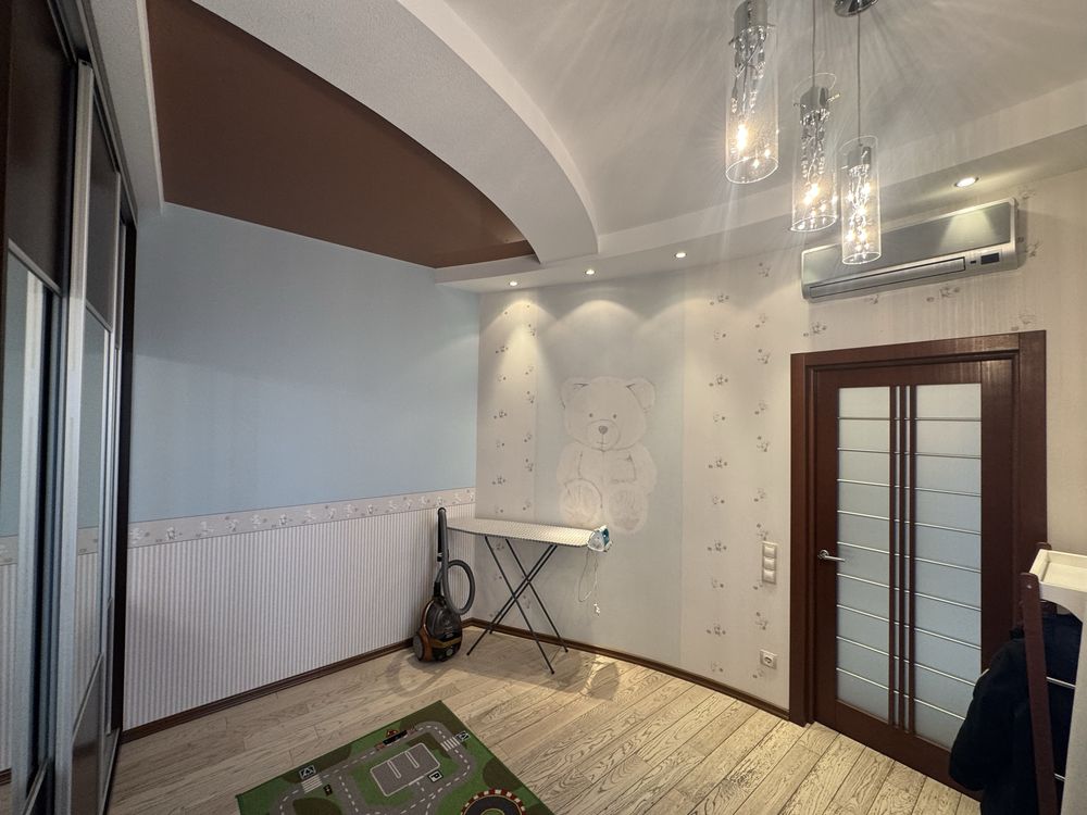 Продам 3 комн. квартиру 103м2 м.Защитников Украины,ул.Сомовская,12Б