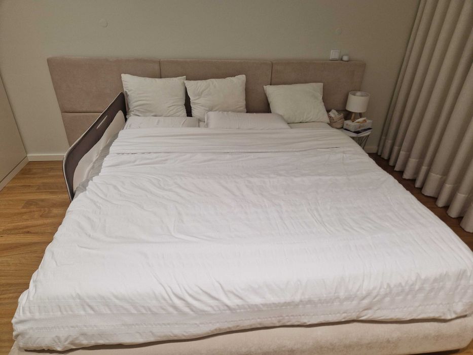 Vendo cama 200 x 180 cm (sem colchão)
