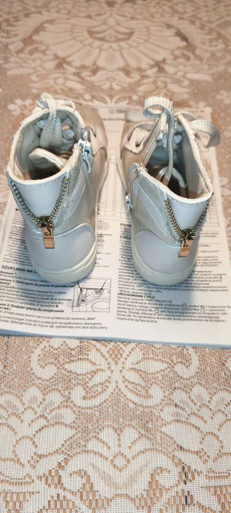 Buty trampki za kostkę Collecttion Paris rozmiar 31.Kolor biało-srebrn