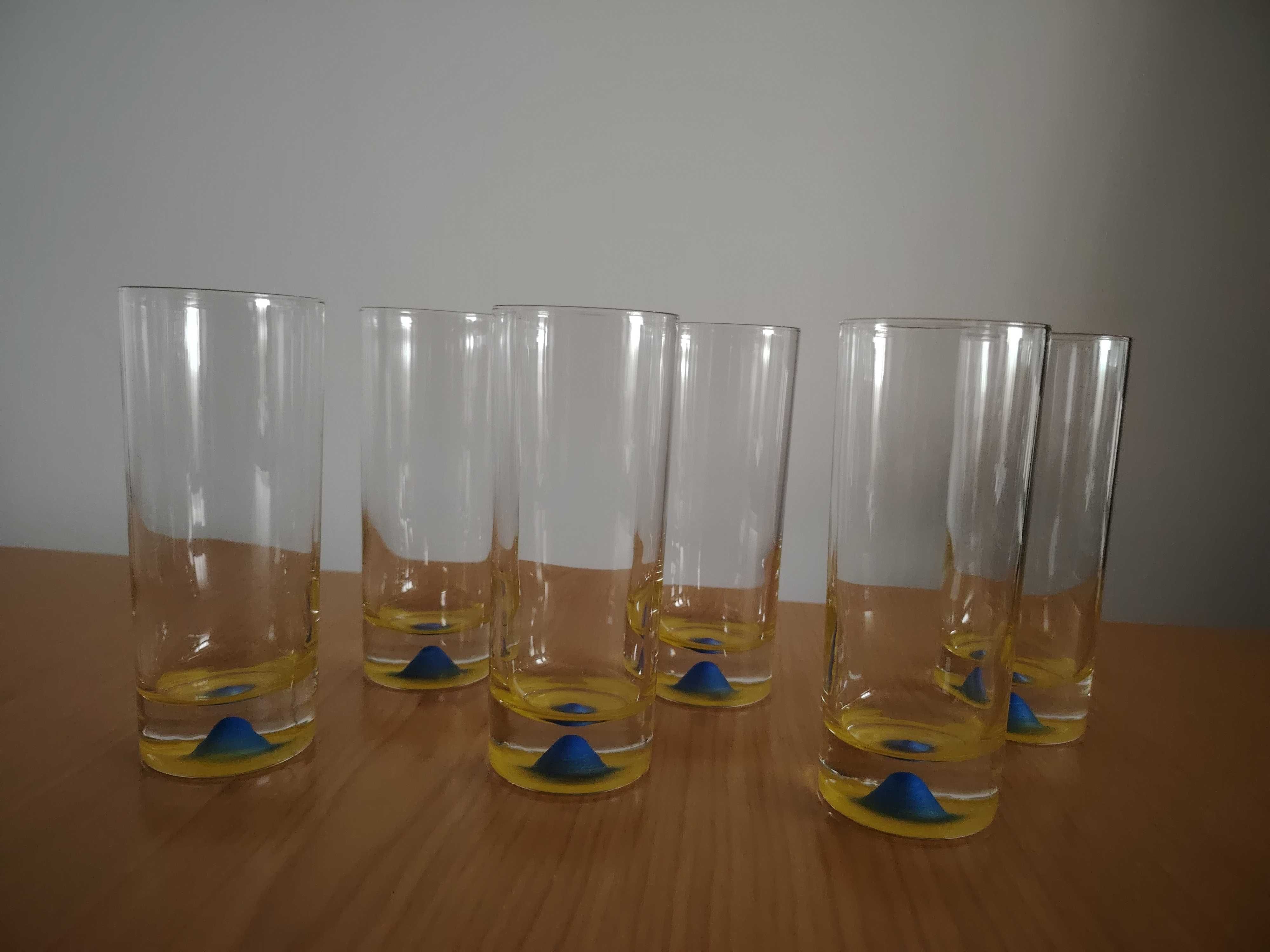 Copos vidro com fundo azul e amarelo