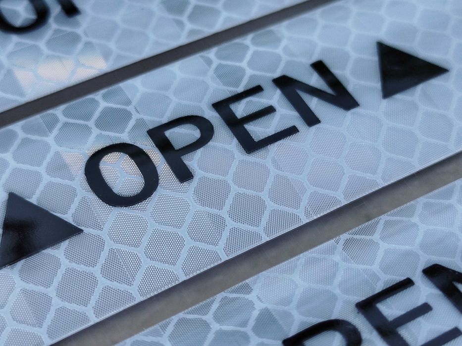 Сигнальні наклейки на двері автомобіля