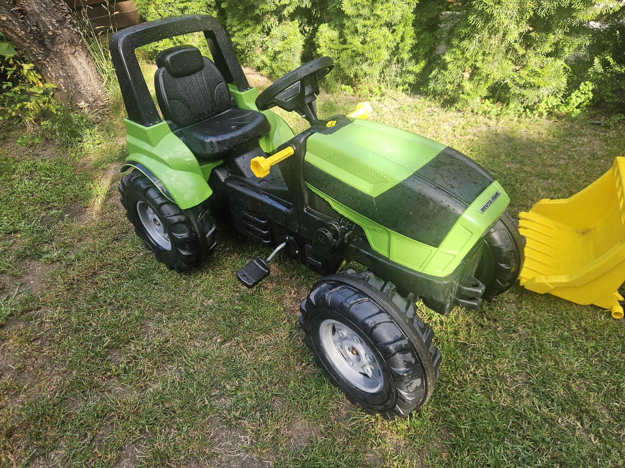 Traktor na  pedały Rolly Toys Deutz Fahr. 

Widoczny na zdjęciu pr