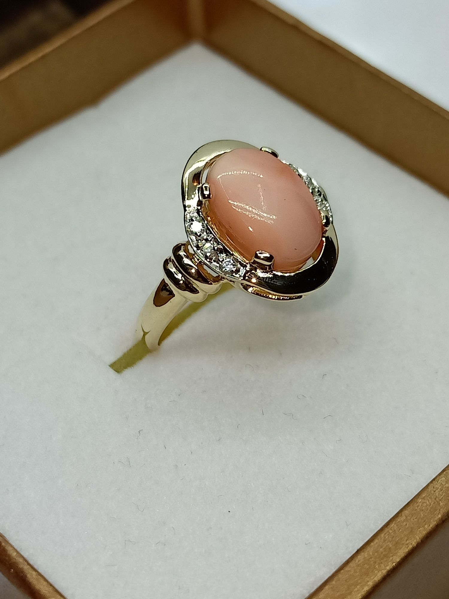 Śliczny pierścionek złoty z różowym koralem
