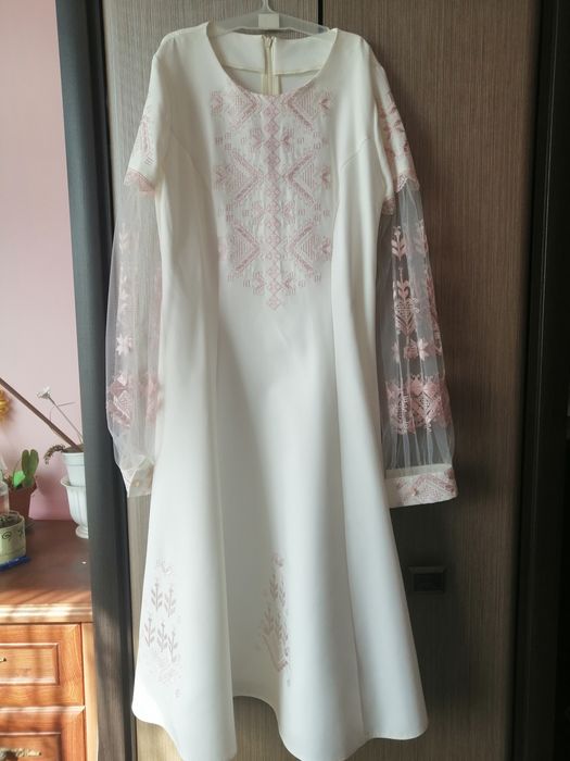 Вишите плаття для тендітної дівчини