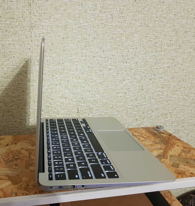 Гарненький Apple MacBook Air 13/i5/8-256/Нова батарея/SEQUOIA 15.3.1