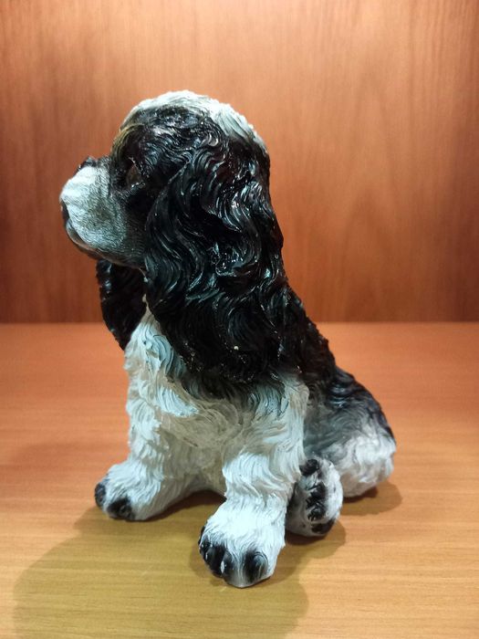 Estatueta de cão em resina pintada, muito antiga!