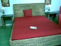 Cama Casal 200x160 com estrado, colchão, mesas de cabeceira e espelho