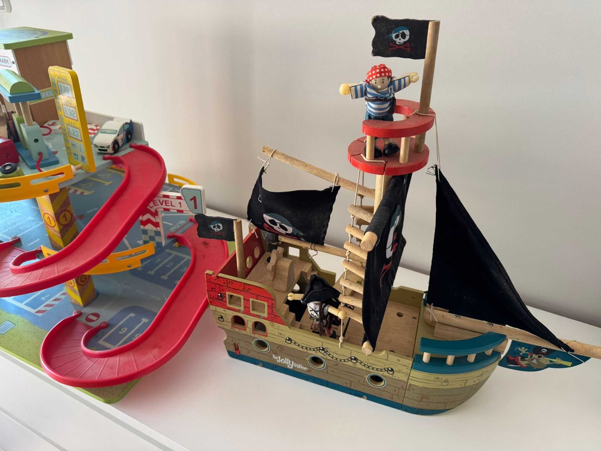 Conjunto Brinquedos – Garagem + Barco Pirata – 20€