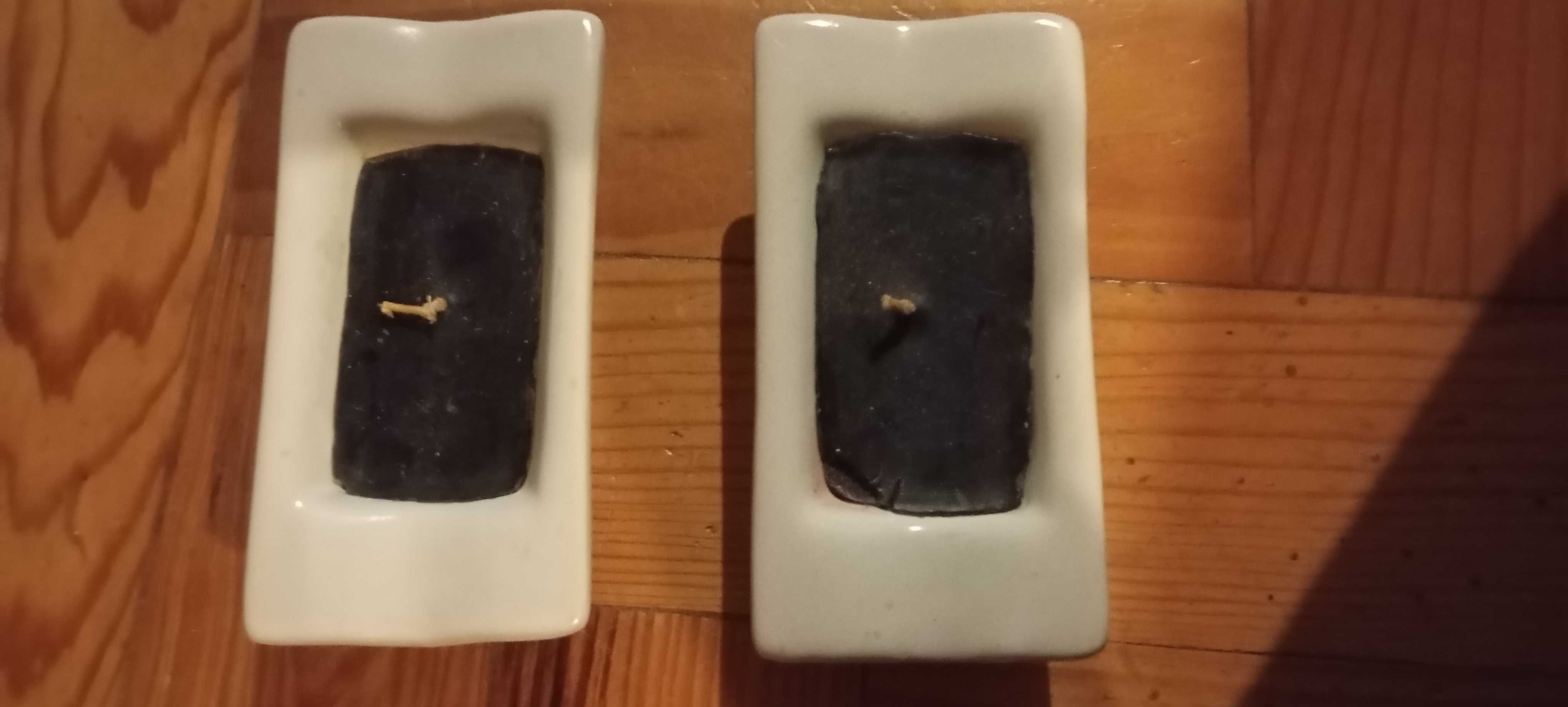 2 pequenos castiçais com vela