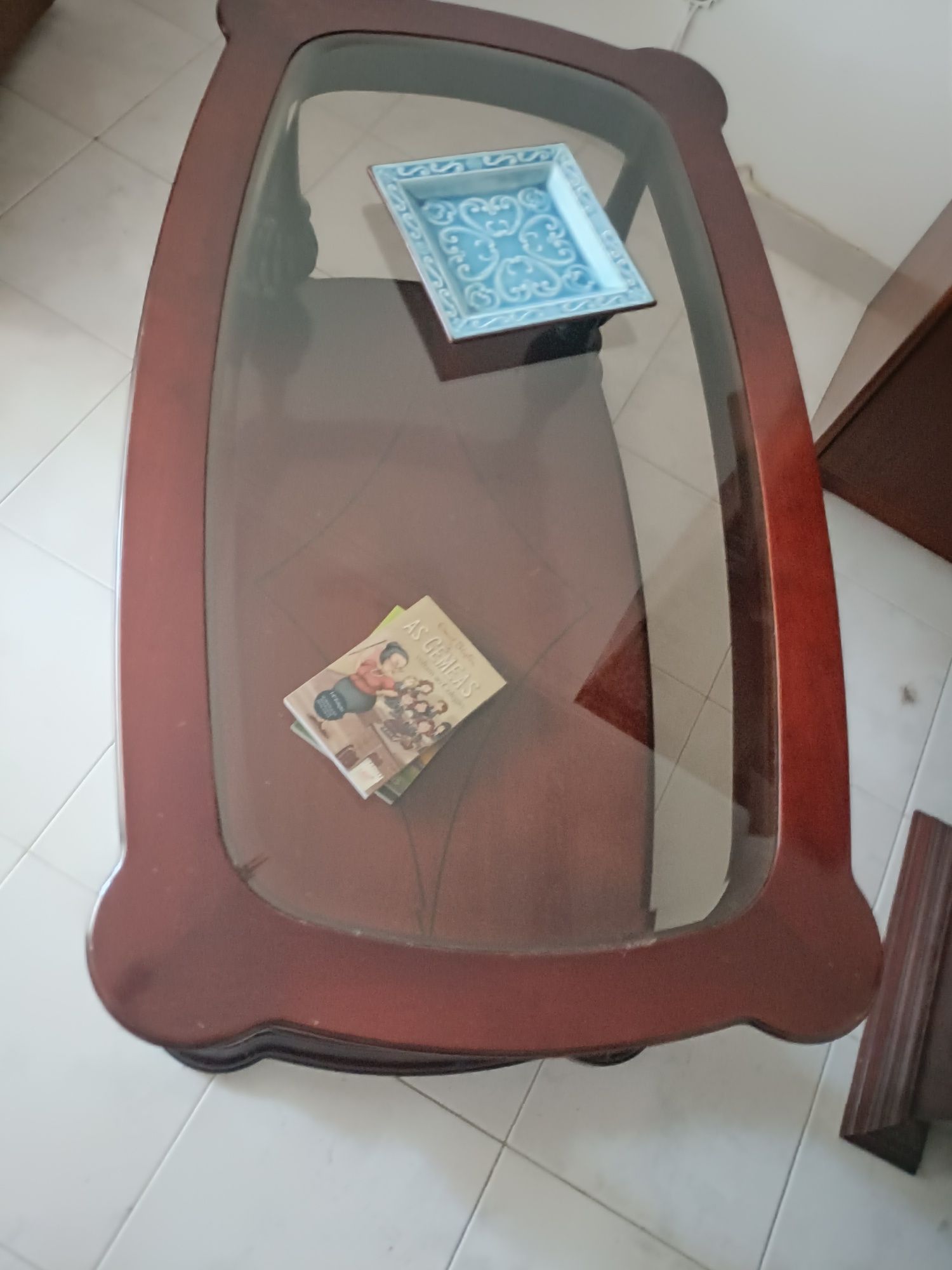 Mesa de Centro com Tampo de Vidro