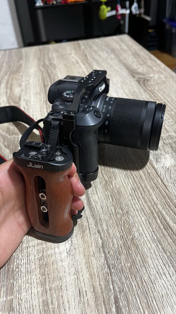 Canon R10 em bom estado com acessórios, caixa e garantia