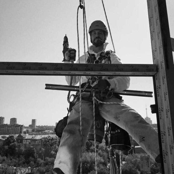 Зрізати дерево. Спиляти дерево. Обрізати дерево. Висотні роботи