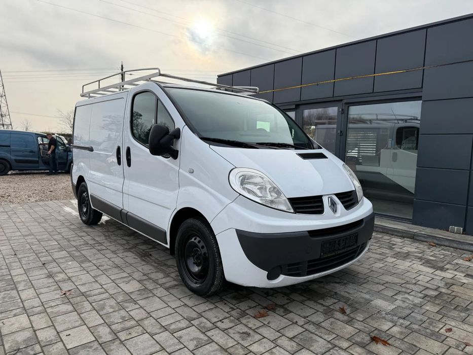 Renault Trafic 2.0 Diesel Klimatyzacja Bagażnik 3 Osobowy Gwarnacja Kredyt  2.0 Diesel Bagażnik Dachowy Klimatyzacja 3 Osobowy Boczne Drzwi Kredyt