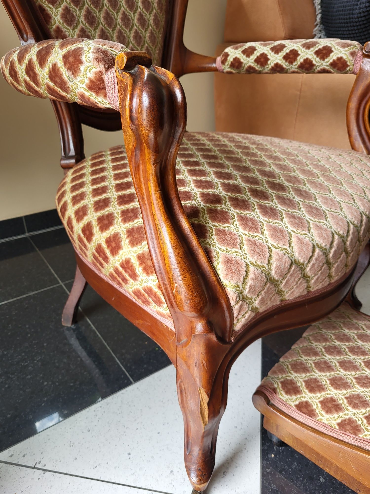 Stary fotel w stylu ludwikowskim z podnóżkiem