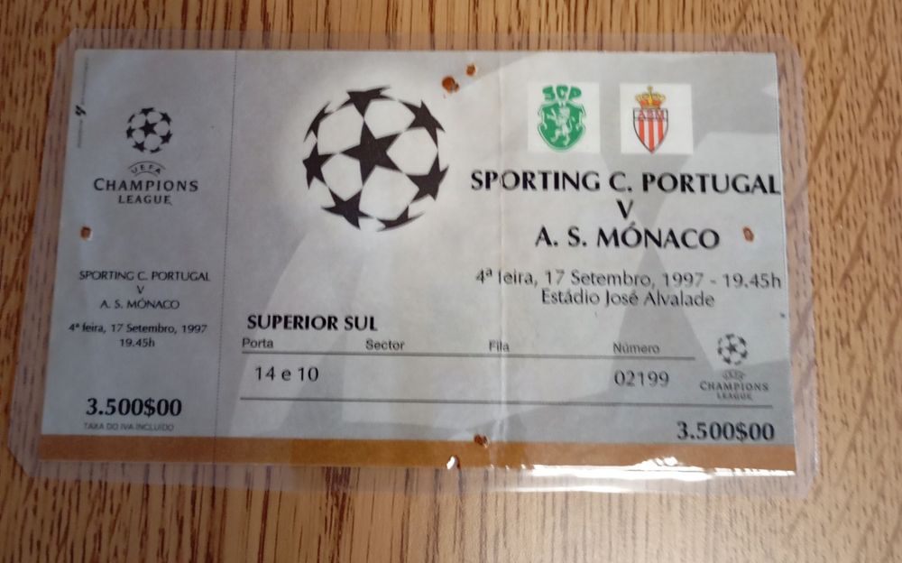 Vários bilhetes de futebol