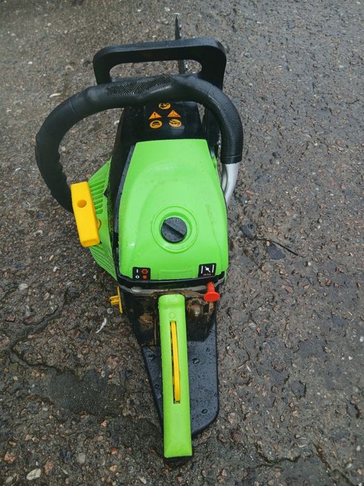 Бензопила с шиной и цепкой