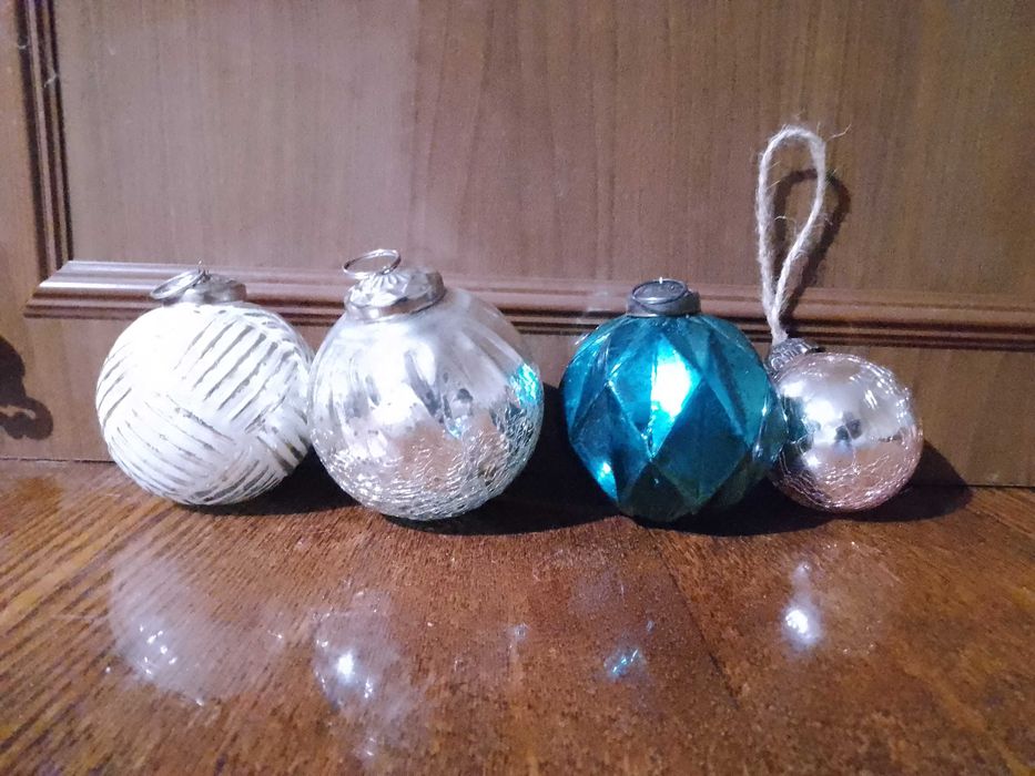 Новогодние украшения и шары на ёлку