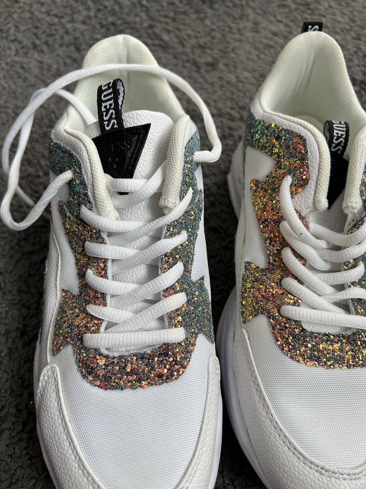 Białe sneakersy z brokatem Guess 40