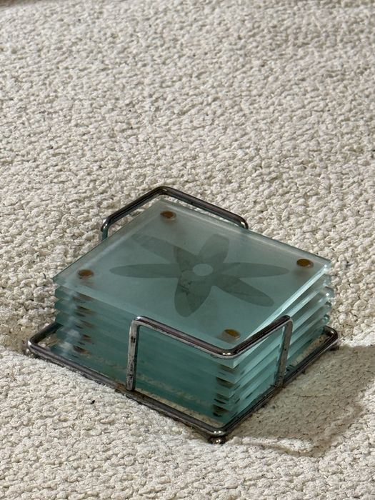 Komplet 6 szklanych podstawek pod szklanki ze stojakiem