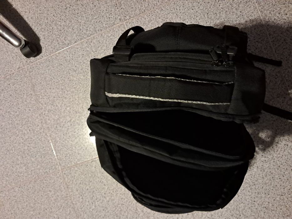 Mochila com trolley acolchoada com várias bolsas como nova